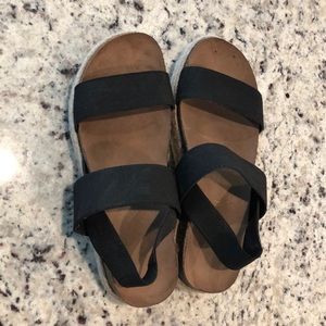 🛍 Madden Girl Black Platform Sandals 🛍